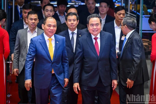 越南国会主席陈青敏前来出席2025年全球科学技术奖VinFuture颁奖典礼。