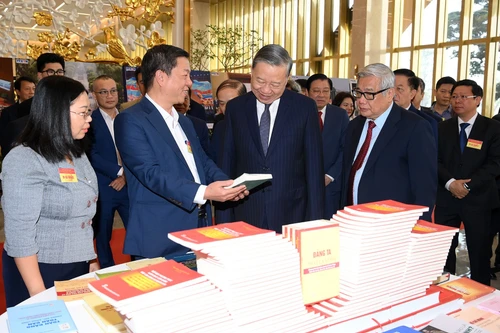 苏林总书记参观图书展示区、主题图片展及新闻领域数字化转型成就展。