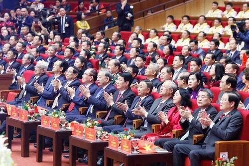 越南党和国家领导出席大会。