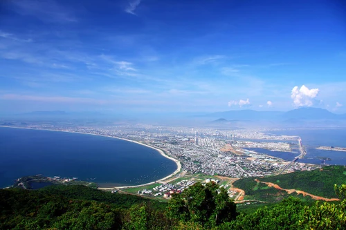 从山茶半岛俯瞰岘港市。