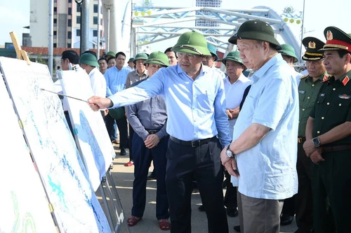 越共中央总书记苏林亲自视察太原省暴雨洪涝灾害灾后恢复重建工作。(登科 摄)