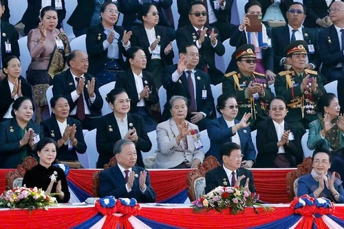 苏林总书记和夫人出席老挝国庆50周年庆典。（图片来源：越通社）