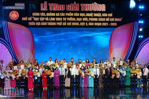 各位代表与获奖作者、集体和个人合影留念。（玲宝 摄）