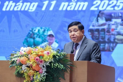 政府副总理阮志勇在论坛上致辞。