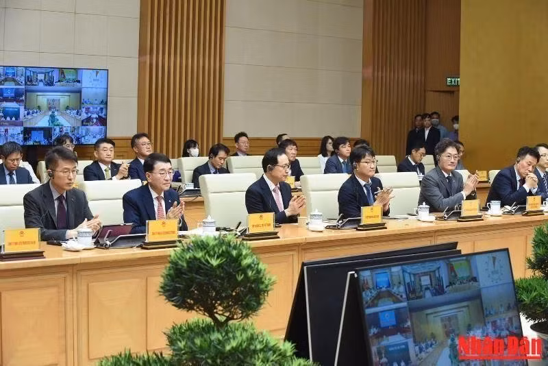 越南政府总理范明正同在越南的韩国企业组织、协会代表举行对话会（组图） ảnh 1