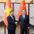 越南政府常务副总理范嘉足（左）与中国国务院副总理丁薛祥。（图片来源：越通社）