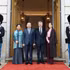 越共中央总书记、国家主席苏林偕夫人吴芳璃与丹麦国王腓特烈十世和王后玛丽在欢送仪式上合影。（图来源：越通社）