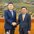 越共中央书记处常务书记陈锦秀与老挝人民革命青年团中央书记处书记通力·西苏里握手。