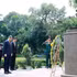 黎明兴总理向设在新德里的胡志明主席雕像上香和敬献花圈。（图片来源：越通社）