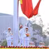 金星红旗在巴亭广场迎着曙光冉冉升起。（松梅 摄）
