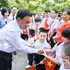 中央书记处常务书记陈锦秀与少年儿童握手。