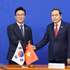 越南国会主席陈青敏会见韩国执政党共同民主党党首金民锡。（图片来源：越通社）