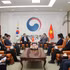 胡志明国家政治学院院长段明训与韩国行政安全部部长尹昊重举行工作会谈。（图片来源：越通社）