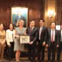 越南财政部工作代表团和国际风险评级公司穆迪（Moody’s）国家风险组副主席兼高级分析师Elisa Parisi-Capone女士合影。（图片来源：越通社）