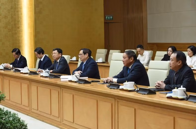 越南政府总理范明正同越南政府成员与会。