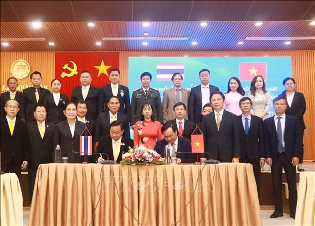 越南广治省与泰国乌汶府建立友好关系谅解备忘录签字仪式场景。