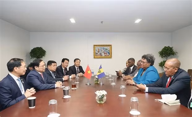 越南政府总理范明正会见巴巴多斯总理。