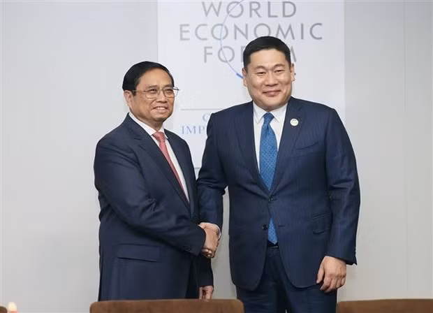 范明正总理与蒙古国总理罗布桑那木斯来·奥云额尔登。
