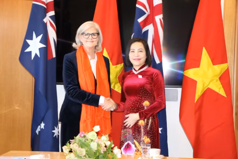 越南国会副主席阮氏青会见澳大利亚总督萨曼莎·莫斯廷。