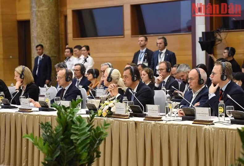 德国代表出席会议。 德国代表出席会议。