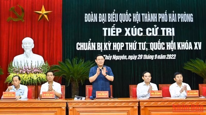越南国会主席王廷惠同海防市国会代表。