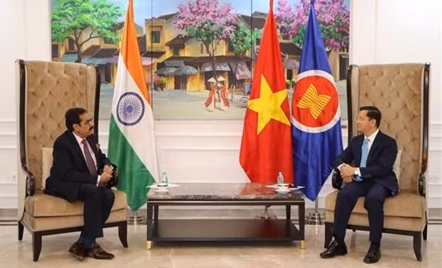 越南驻印度大使阮青海与Saurin Dilipbhai Shah先生。