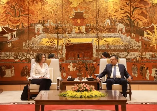 越共中央委员、市委副书记、河内市人民委员会主席陈士青会见世界银行驻越南首席代表卡罗琳·特克。
