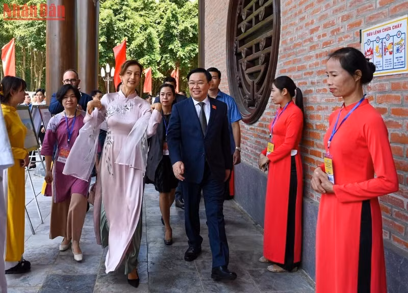 越南国会主席王廷惠与联合国教科文组织总干事奥德蕾·阿祖莱出席纪念活动。