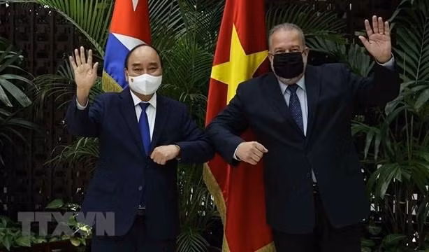 越南国家主席阮春福在哈瓦那会见古巴总理曼曼努埃尔·马雷罗·克鲁斯。