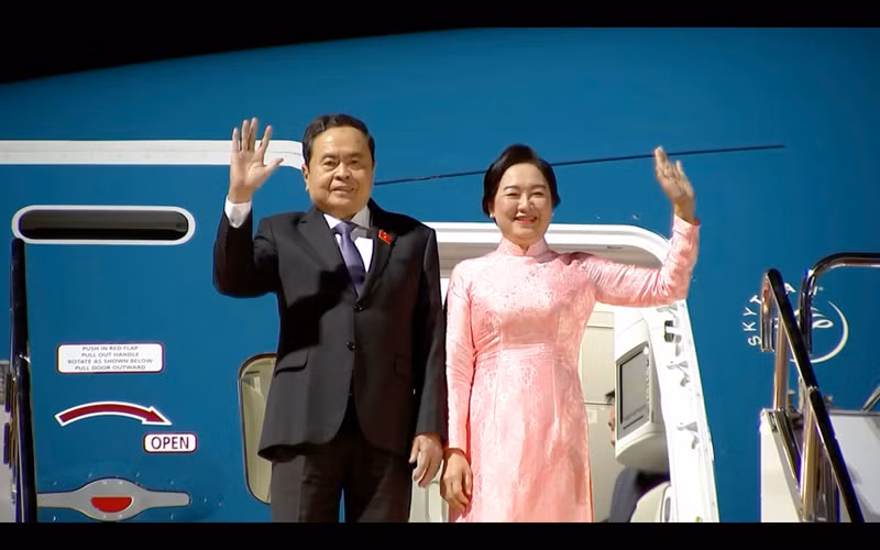 越南国会主席陈青敏和夫人。