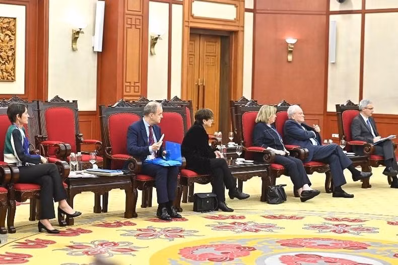 法国参议院代表团与会。