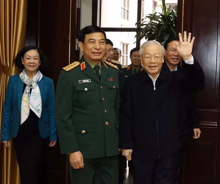 越共中央总书记阮富仲出席中央军委第八次会议。