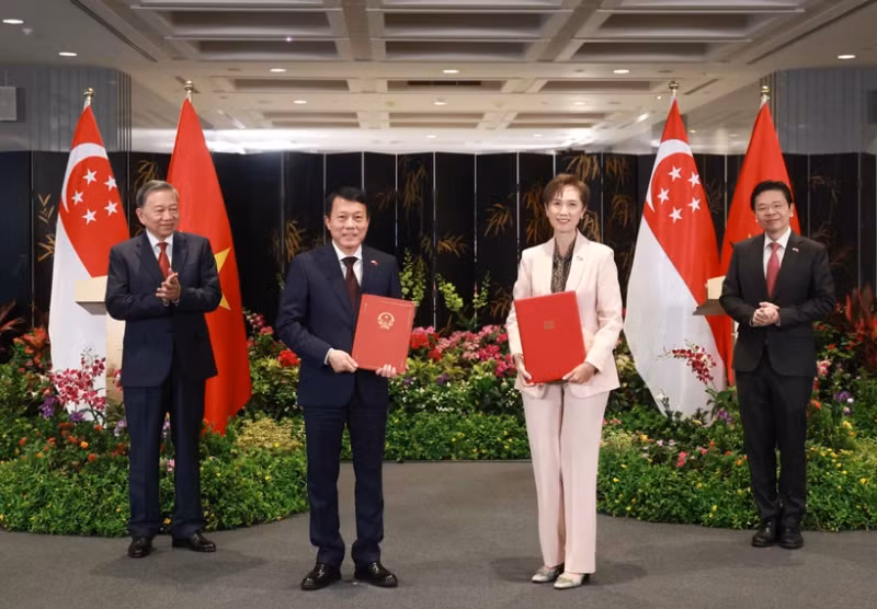 苏林总书记和新加坡总理黄循财共同见证了越南公安部与新加坡数码发展与新闻部签署的数字化转型谅解备忘录的移交。