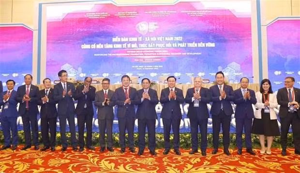 越南政府总理范明正、国会主席王廷惠与参加论坛的各位代表。