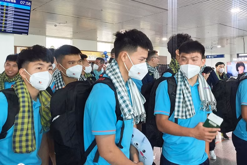 越南U22男球队获得了吴哥航空公司赠送的柬埔寨传统围巾——Krama。