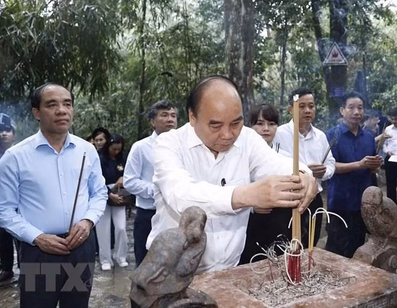 国家主席阮春福在新潮国家级特殊历史遗迹区敬香。（图片来源：越通社）