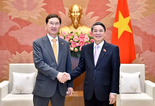 越南国会副主席阮德海会见韩国国会议员、前韩越友好议员小组主席金学勇。