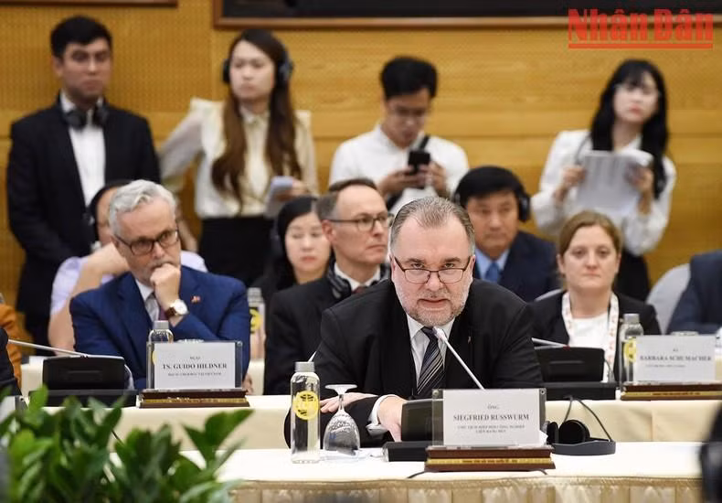 德国代表发表讲话。 德国代表发表讲话。