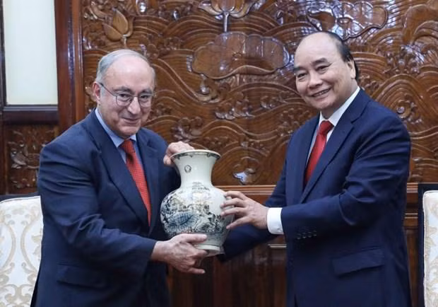 国家主席阮春福向德国世界大学服务机构主席赠送礼物。