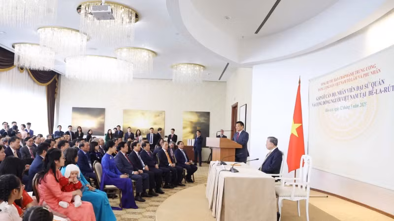 苏林总书记会见越南驻白俄罗斯大使馆工作人员和侨胞代表。