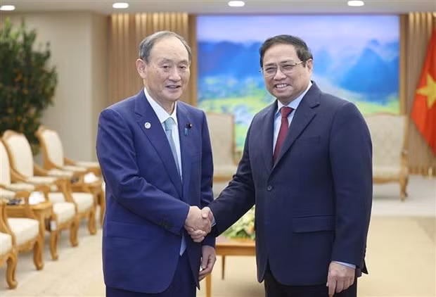 越南政府总理范明正会见日本前首相菅义伟。
