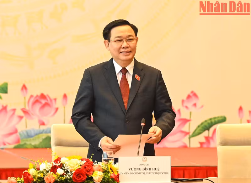 越南国会主席王廷惠发表讲话。