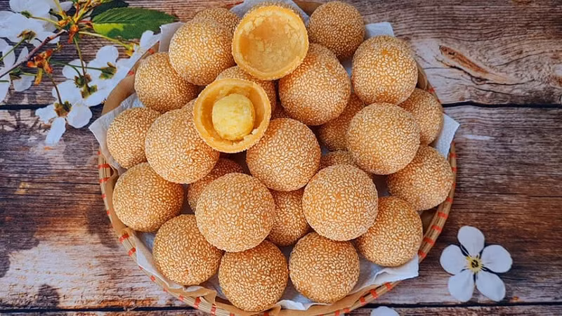 这种食物，越南南方人称作“橙子饼”，因为形状小而圆，跟小橙子差不多。糯米粉煎饼的饼皮用糯米粉做，馅则是绿豆。用油煎好后撒上芝麻。