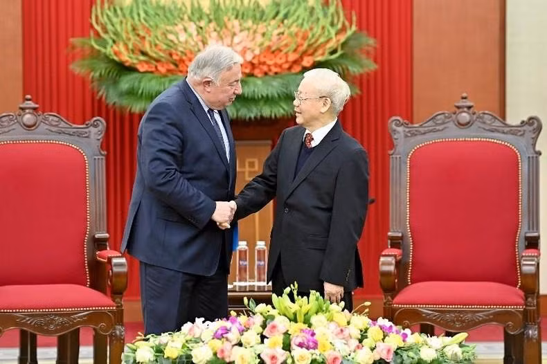 越共中央总书记阮富仲会见法国参议院议长热拉尔·拉尔。