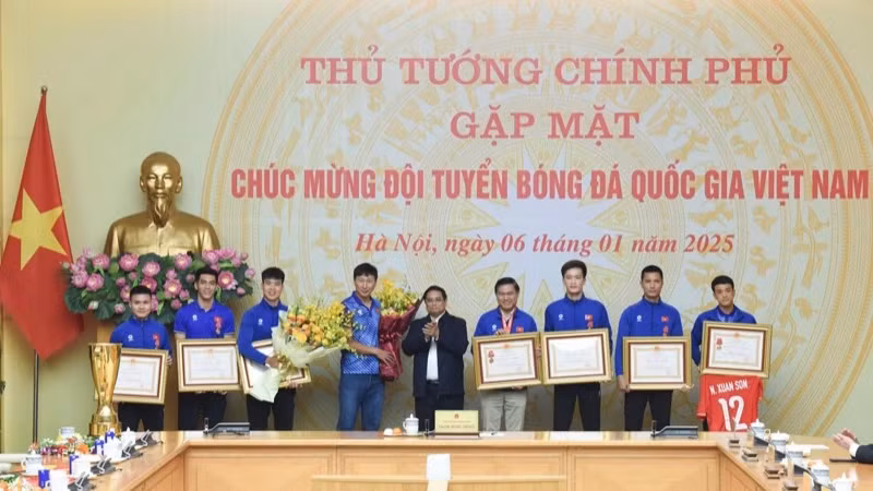越南政府总理范明正会见刚赢得2024年东南亚足球锦标赛冠军的越南国家足球队。（陈海 摄）