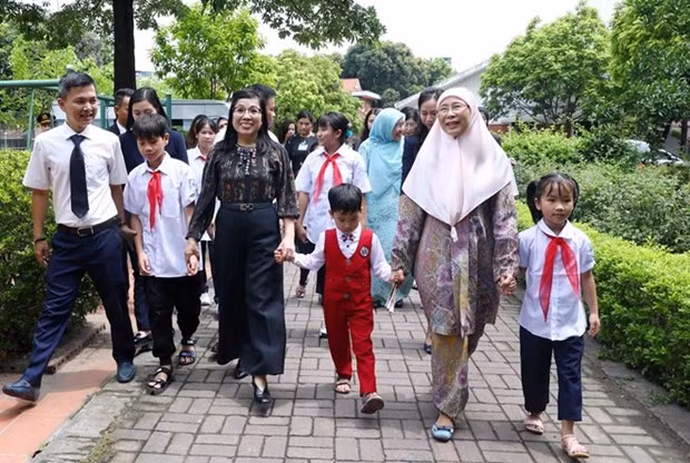 越马两国总理夫人走访慰问河内SOS儿童村。