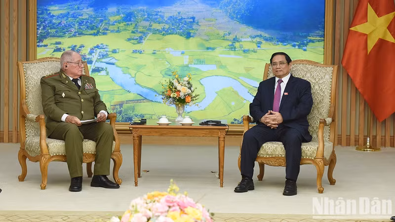 越南政府总理范明正会见古共中央政治局委员、古巴革命武装力量部长阿尔瓦罗•洛佩斯•米耶拉上将。（陈海 摄）
