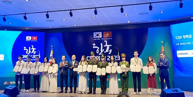 韩国企业向越南贫困优秀大学生提供115份奖学金。