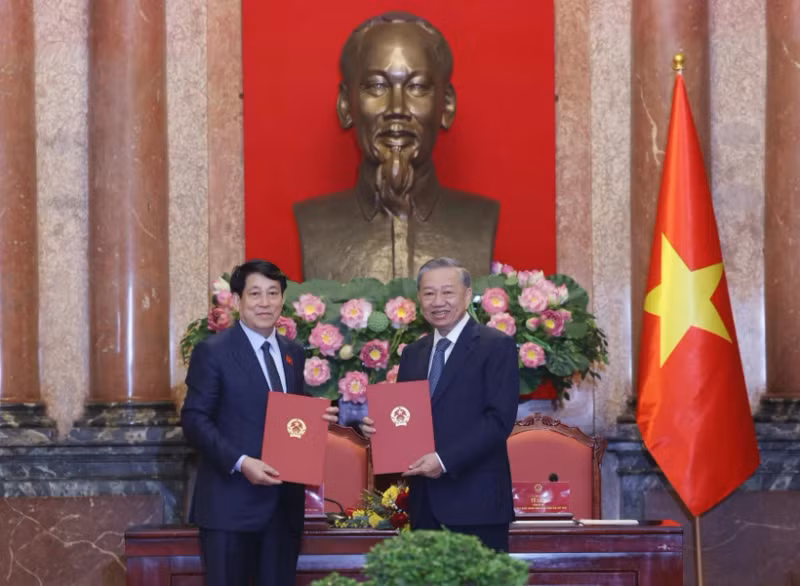 越共中央总书记苏林与国家主席梁强进行工作交接。