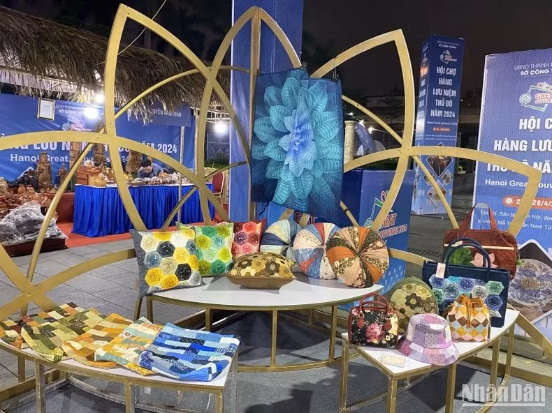 首都纪念品展销会开幕。